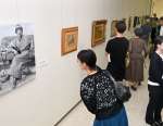 作品に見入る来館者＝３日、鹿児島市立美術館