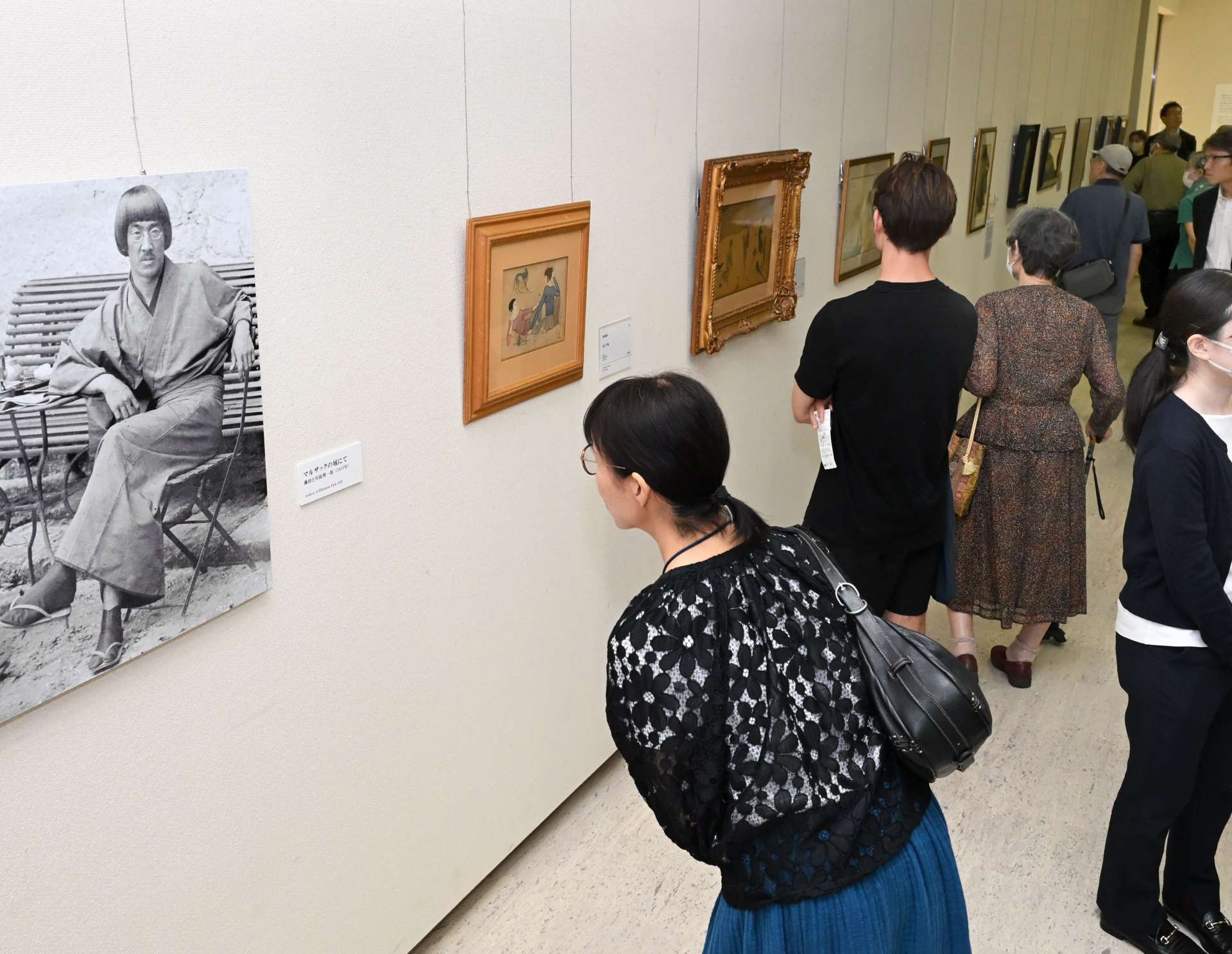 作品に見入る来館者＝３日、鹿児島市立美術館