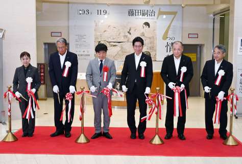 テープカットする関係者＝３日、鹿児島市立美術館