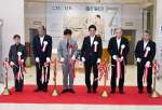 テープカットする関係者＝３日、鹿児島市立美術館