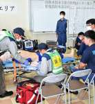 （別カット）腹痛を訴える病人役の隊員を的確、迅速に搬送する伊佐湧水消防組合消防本部の訓練