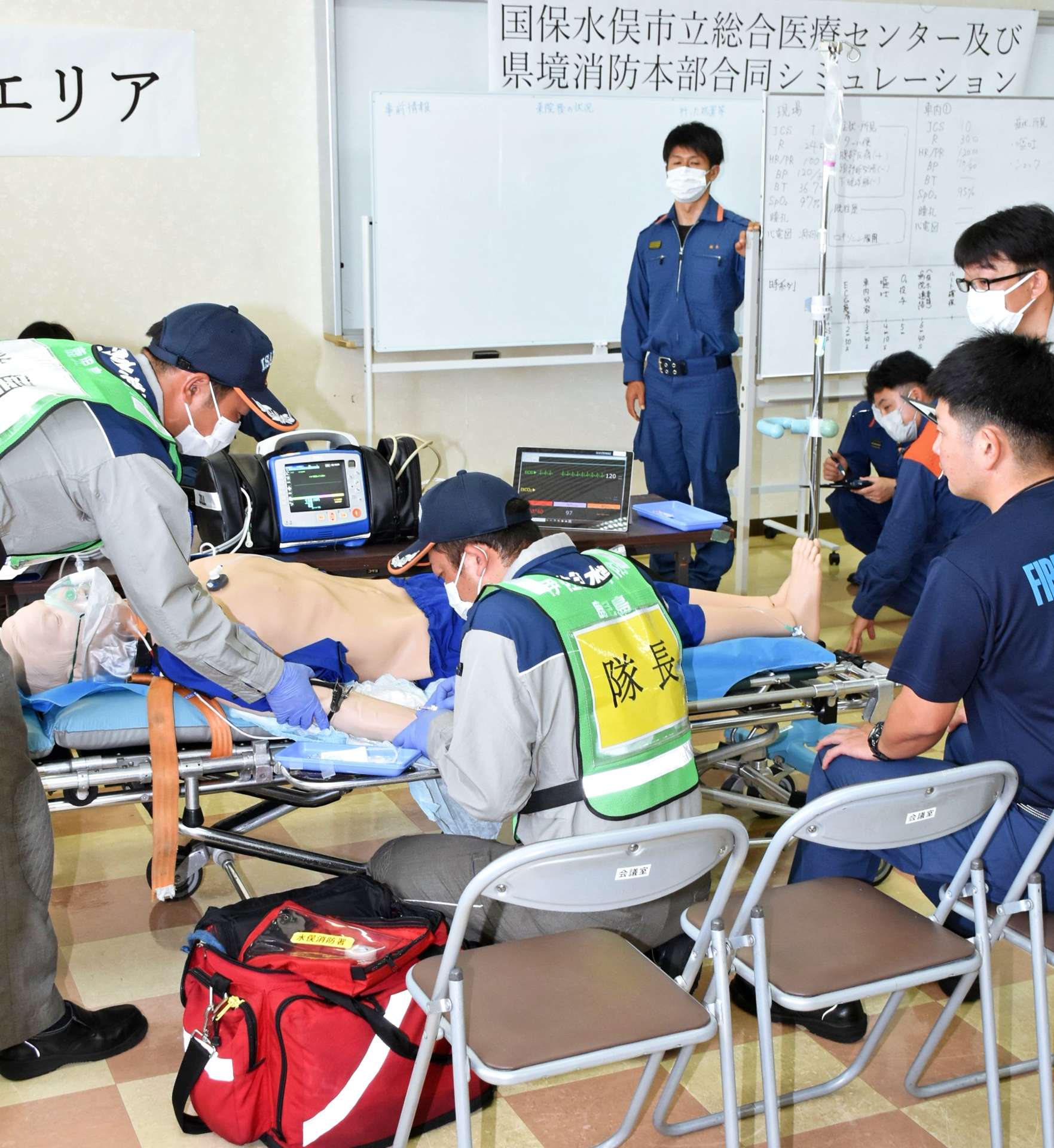 （別カット）腹痛を訴える病人役の隊員を的確、迅速に搬送する伊佐湧水消防組合消防本部の訓練