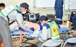 腹痛を訴える病人役の隊員を的確、迅速に搬送する伊佐湧水消防組合消防本部の訓練＝熊本県水俣市の国保水俣市立総合医療センター