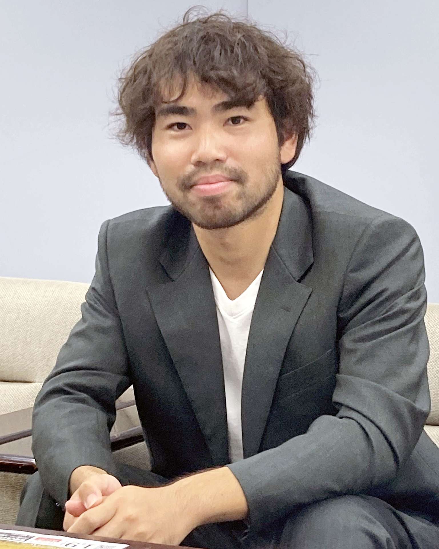 監督した映画「郷」の全国公開が決まり「多くの人に見てほしい」と話す伊地知拓郎さん＝３日、鹿児島県庁