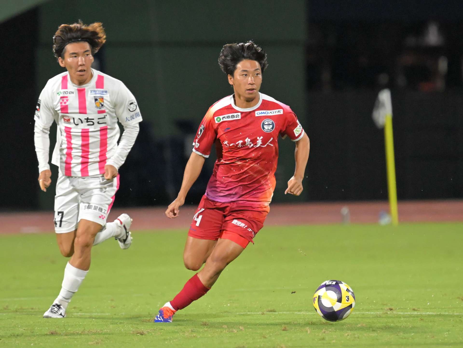 宮崎戦の前半、ドリブルで攻め上がる鹿児島Ｕ・吉尾＝白波スタジアム