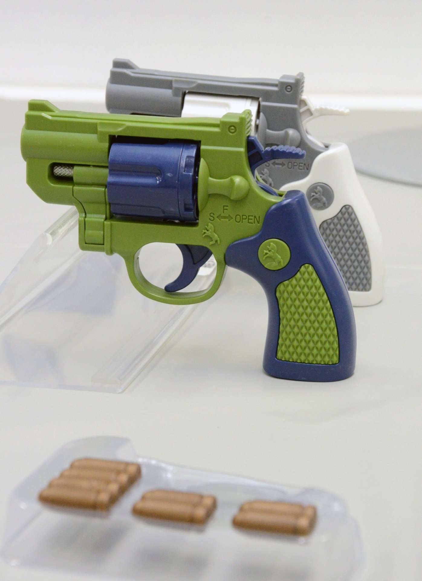 （別カット）鹿児島県警が回収を進める、おもちゃと称した拳銃＝３日、県警本部