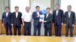 （別カット）塩田康一知事に要望書を手渡す田中良二市長＝３日、県庁