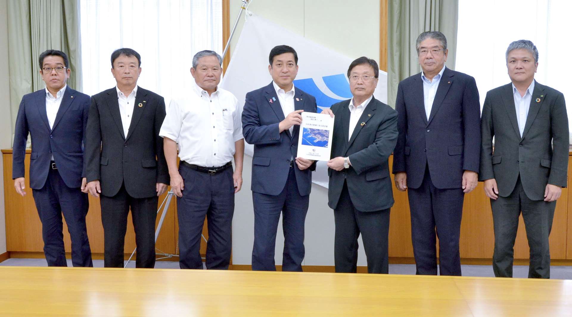 （別カット）塩田康一知事に要望書を手渡す田中良二市長＝３日、県庁