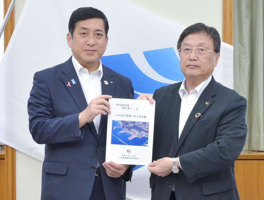 塩田康一知事に要望書を手渡す田中良二市長（右）＝３日、県庁