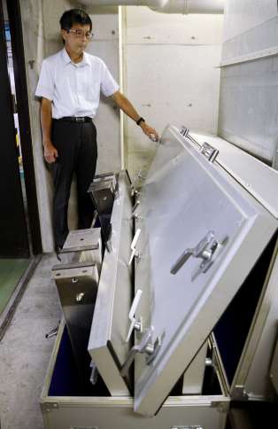 〈関連＝大雨時には人力で運び出す〉地下駐車場「セラ６０２」の倉庫に備えてある止水板＝２日、鹿児島市山下町