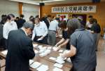 自民党総裁選で地方票の開票作業をする鹿児島県連関係者＝４日、鹿児島市の自民党県連