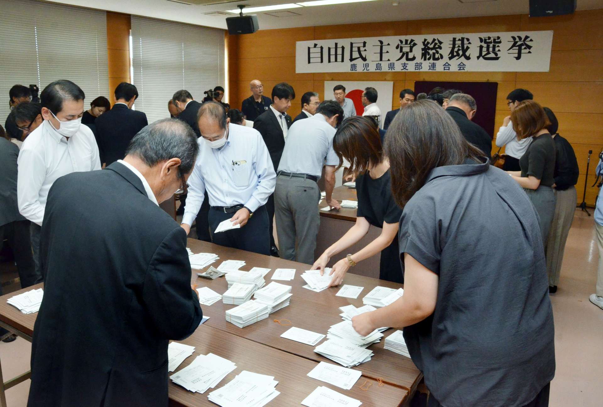 自民党総裁選で地方票の開票作業をする鹿児島県連関係者＝４日、鹿児島市の自民党県連