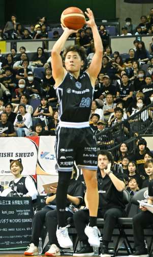 第２クオーター、鹿児島レブナイズの多田がシュートを決める＝鹿児島市の西原商会アリーナ