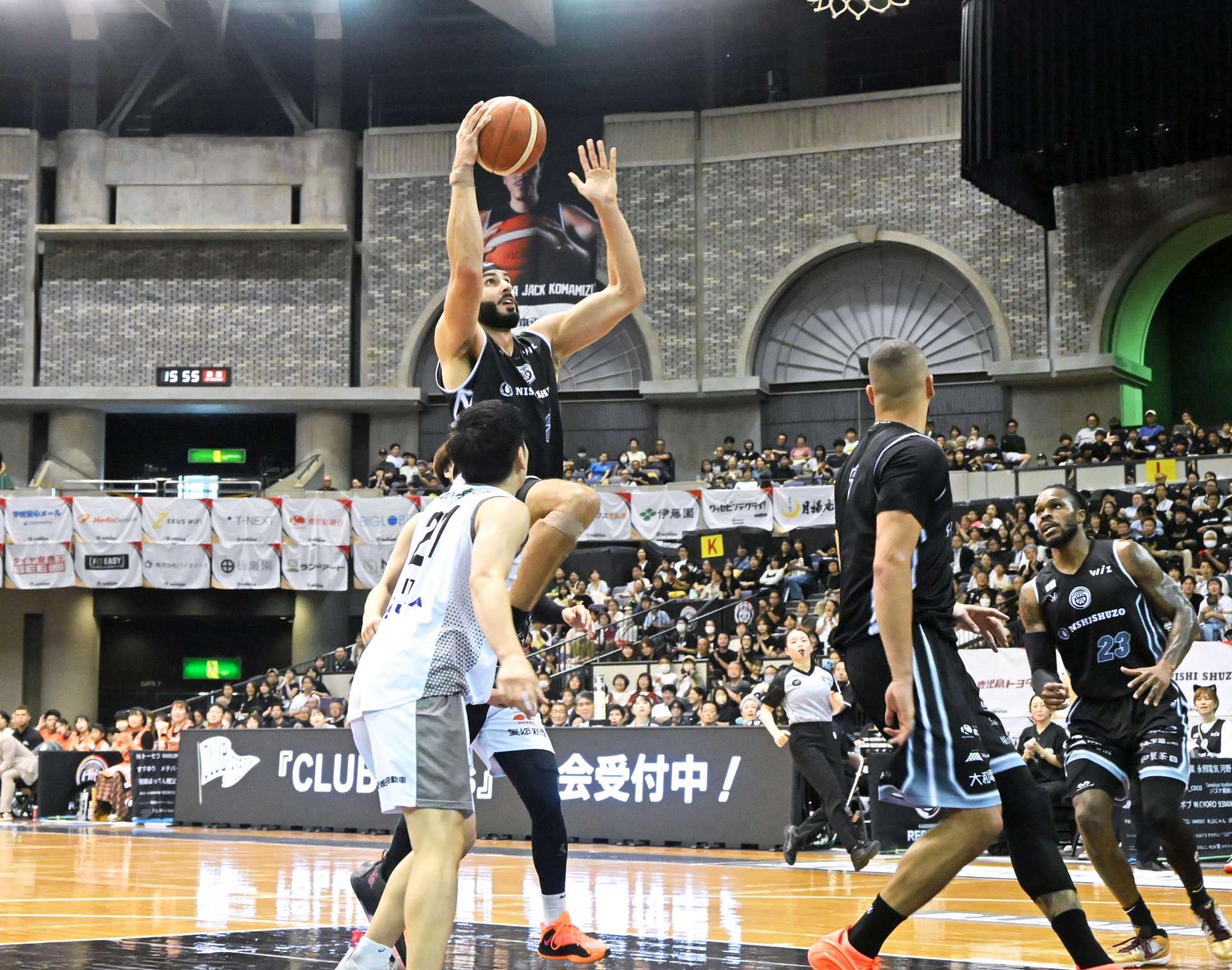 第２クオーター、鹿児島レブナイズのシャーマがシュートを決める＝鹿児島市の西原商会アリーナ