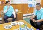 ３種類のイワシの丸干しを堪能する塩田康一知事（左）＝２日、鹿児島県庁