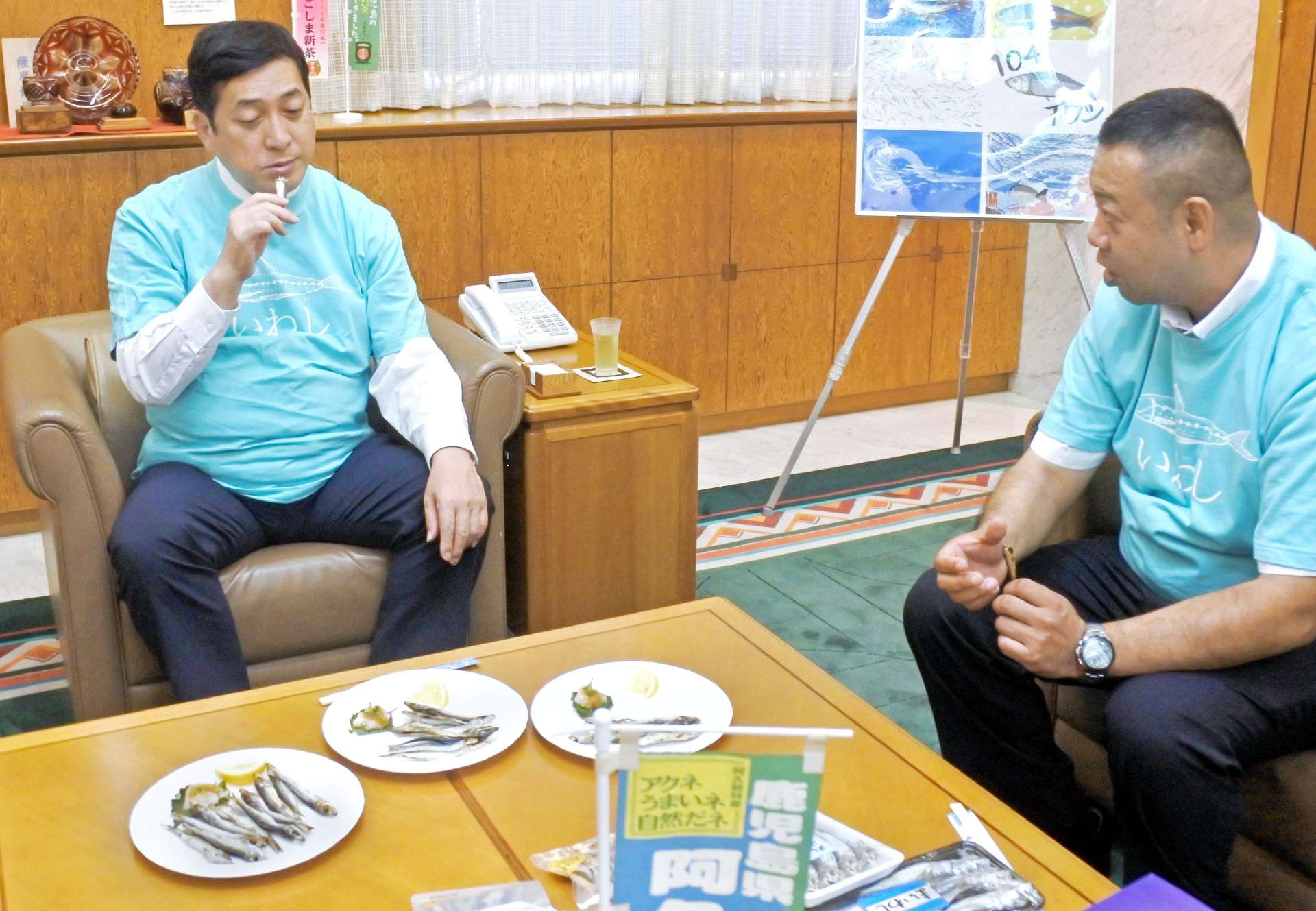 ３種類のイワシの丸干しを堪能する塩田康一知事（左）＝２日、鹿児島県庁