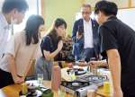 和香園のほうじ茶作りを体験するツアー参加者＝志布志市有明町原田