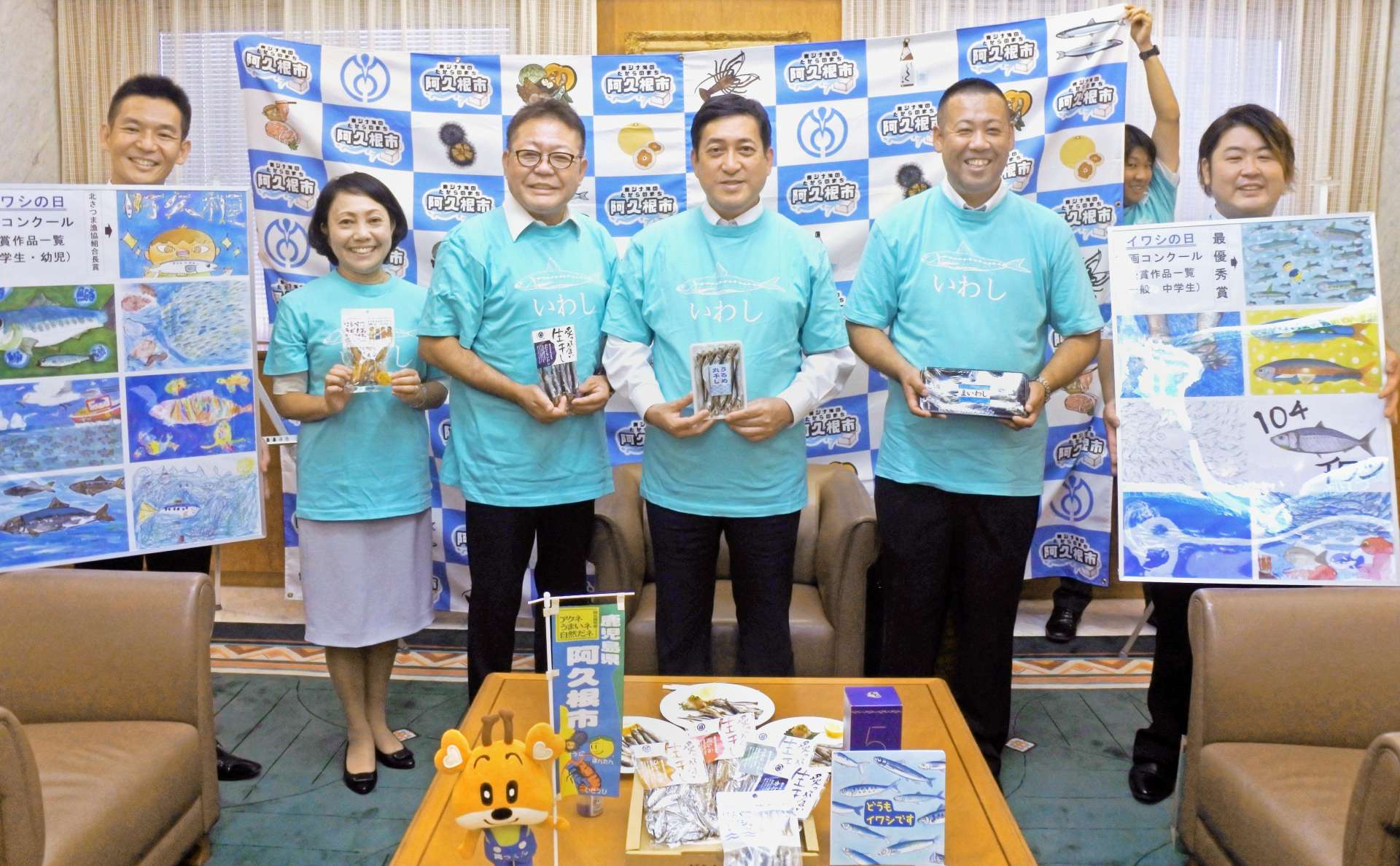 塩田康一知事を表敬した「イワシ一家」の一行ら＝２日、鹿児島県庁