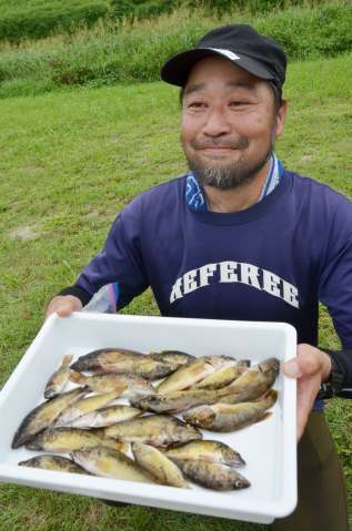 参加者中最多となる２０匹のコウライオヤニラミを釣り上げた永岡圭二さん＝都城市都島町