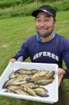参加者中最多となる２０匹のコウライオヤニラミを釣り上げた永岡圭二さん＝都城市都島町