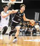 第３クオーター、ドリブルで攻め上がるレブナイズの多田＝西原商会アリーナ