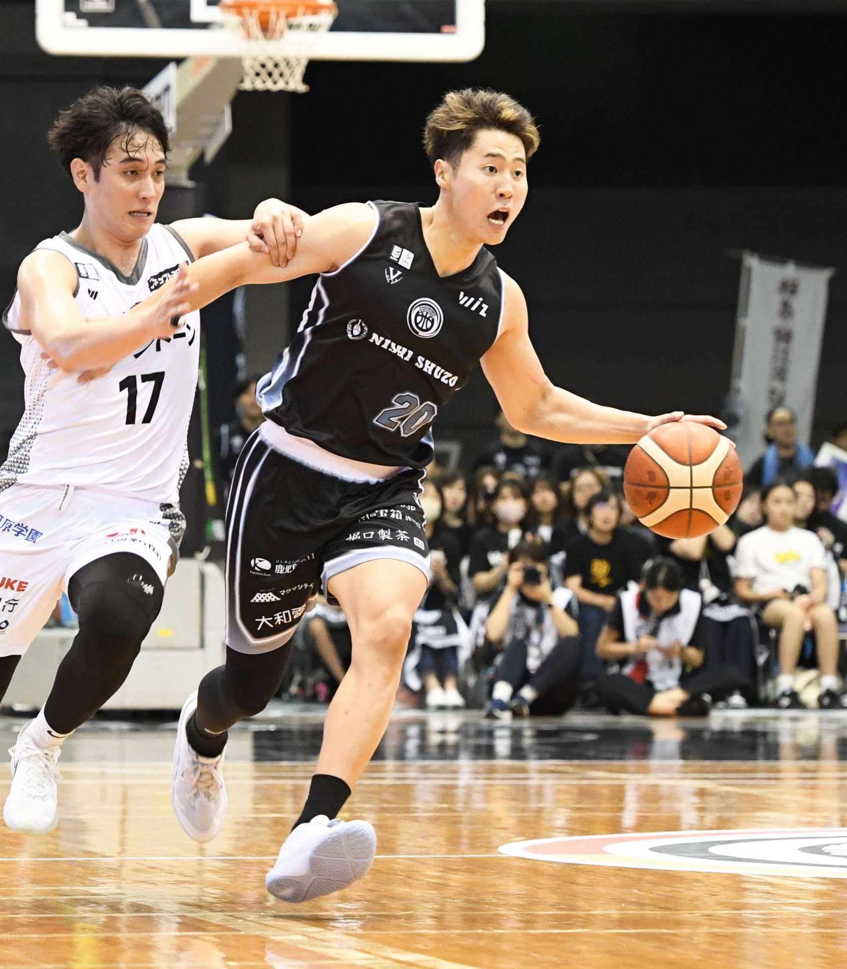 第３クオーター、ドリブルで攻め上がるレブナイズの多田＝西原商会アリーナ