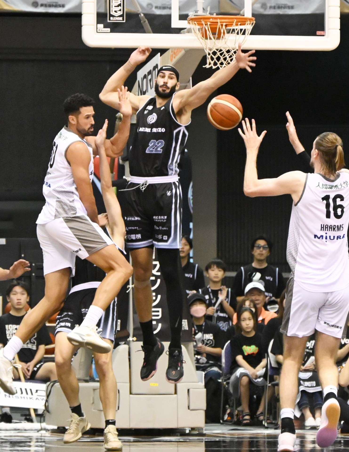 第４クオーター、ゴール下で体を張るレブナイズのシャーマ（２２）＝西原商会アリーナ