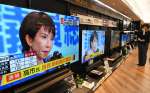 家電量販店のテレビに映し出される自民党総裁選のニュース＝４日、鹿児島市のエディオン鹿児島山形屋店