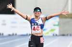 成年女子１万メートル競歩で優勝した鹿児島の大山藍（自衛隊体育学校）＝平和堂ＨＡＴＯスタジアム