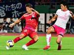 後半、シュートを放つ鹿児島Ｕの武＝白波スタジアム