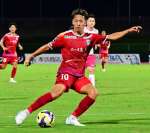 後半、シュートを放つ鹿児島Ｕの武＝白波スタジアム