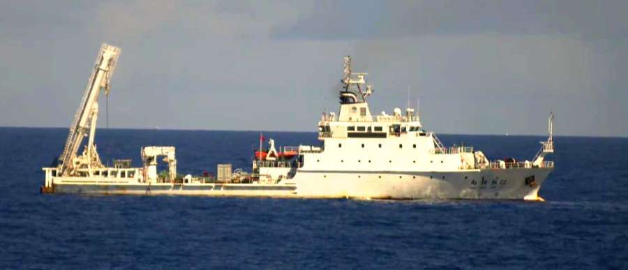 奄美大島沖で確認された中国海洋調査船「向陽紅２２」＝４日（第１０管区海上保安本部提供）