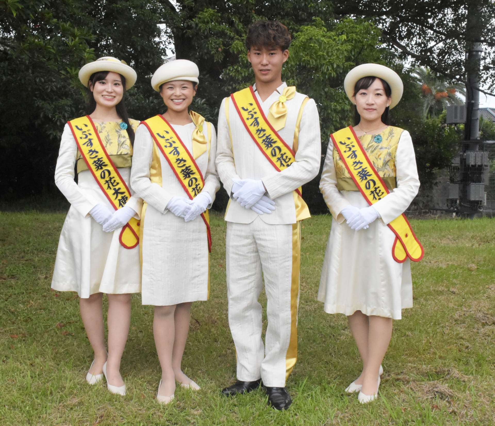 第５代いぶすき菜の花大使として活動する（左から）出口花野さん、今村俊吏さん、住谷凜太さん、竹山千絵さん＝指宿市のセントラルパーク指宿