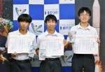 「最優秀ビジネスプラン賞」に輝いた（左から）谷口文太さん、末利仁さん、奥村洸紀さん＝肝付町役場