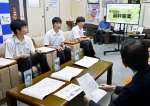 永野和行町長に受賞時のプレゼンを紹介する楠隼高校の生徒３人＝肝付町役場