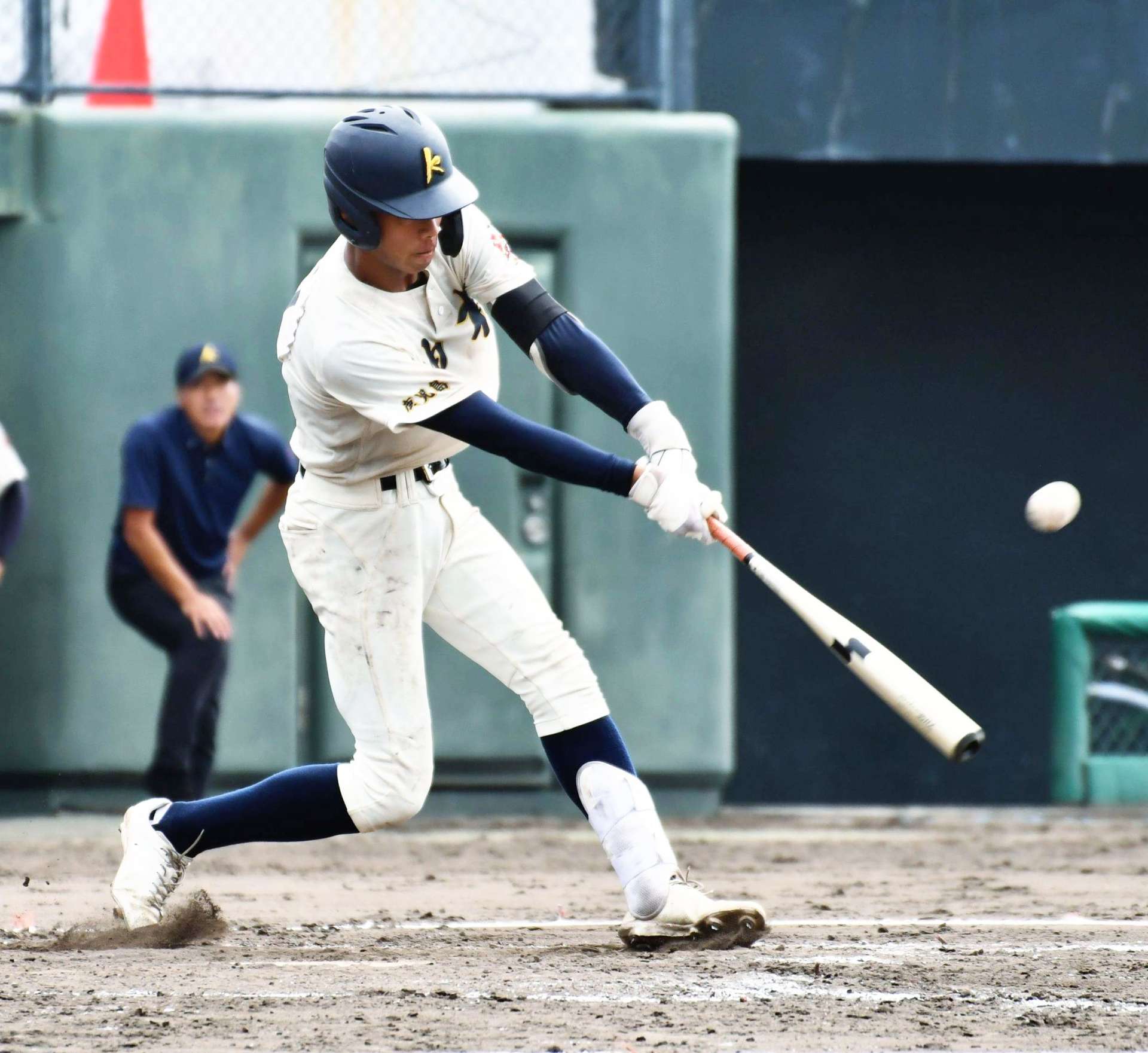 ４回裏神村１死二、三塁、森友が左前適時打を放つ＝平和リース
