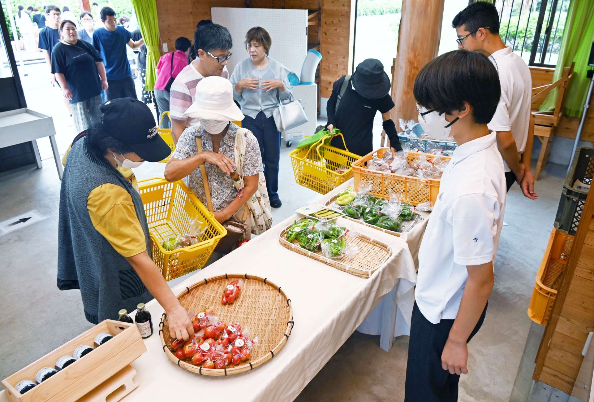 創立１００周年記念の販売会で、にぎわうアンテナショップ＝南さつま市の加世田常潤高校