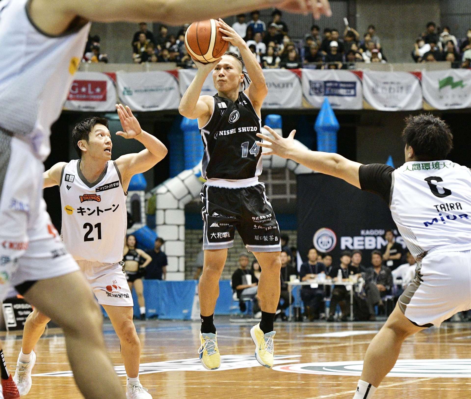 第２クオーター、ゴールを狙う鹿児島レブナイズの兒玉＝鹿児島市の西原商会アリーナ