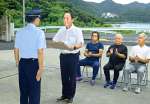 釣り人を救助し表彰される織田酉男さんら＝南さつま市坊津町泊