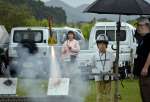 ロケットを飛ばす児童＝薩摩川内市の小倉運動広場