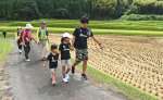 棚田の風景を楽しみながら歩く親子連れら＝湧水町幸田