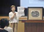 八島太郎の絵画と俳句を紹介する池水聖子さん＝南大隅町役場