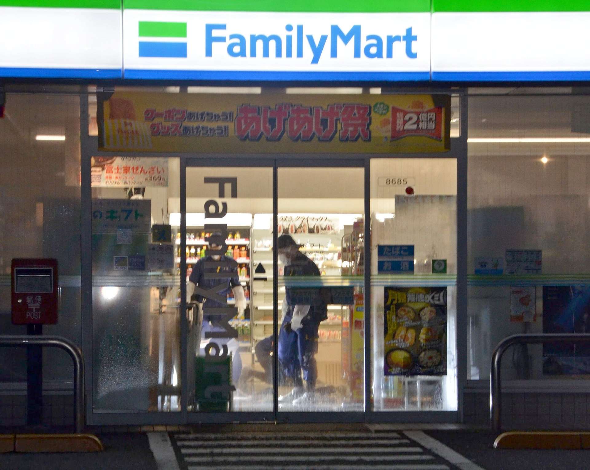 強盗容疑事件があったファミリーマート姶良青木水流店＝５日午前１時４１分、姶良市平松