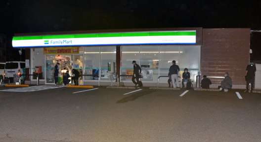 〈関連＝別カット〉強盗容疑事件があったファミリーマート姶良青木水流店＝５日午前１時半、姶良市平松