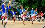 威勢良く跳びはね観客を沸かせる兵児踊り＝５日、さつま町中津川の大石神社