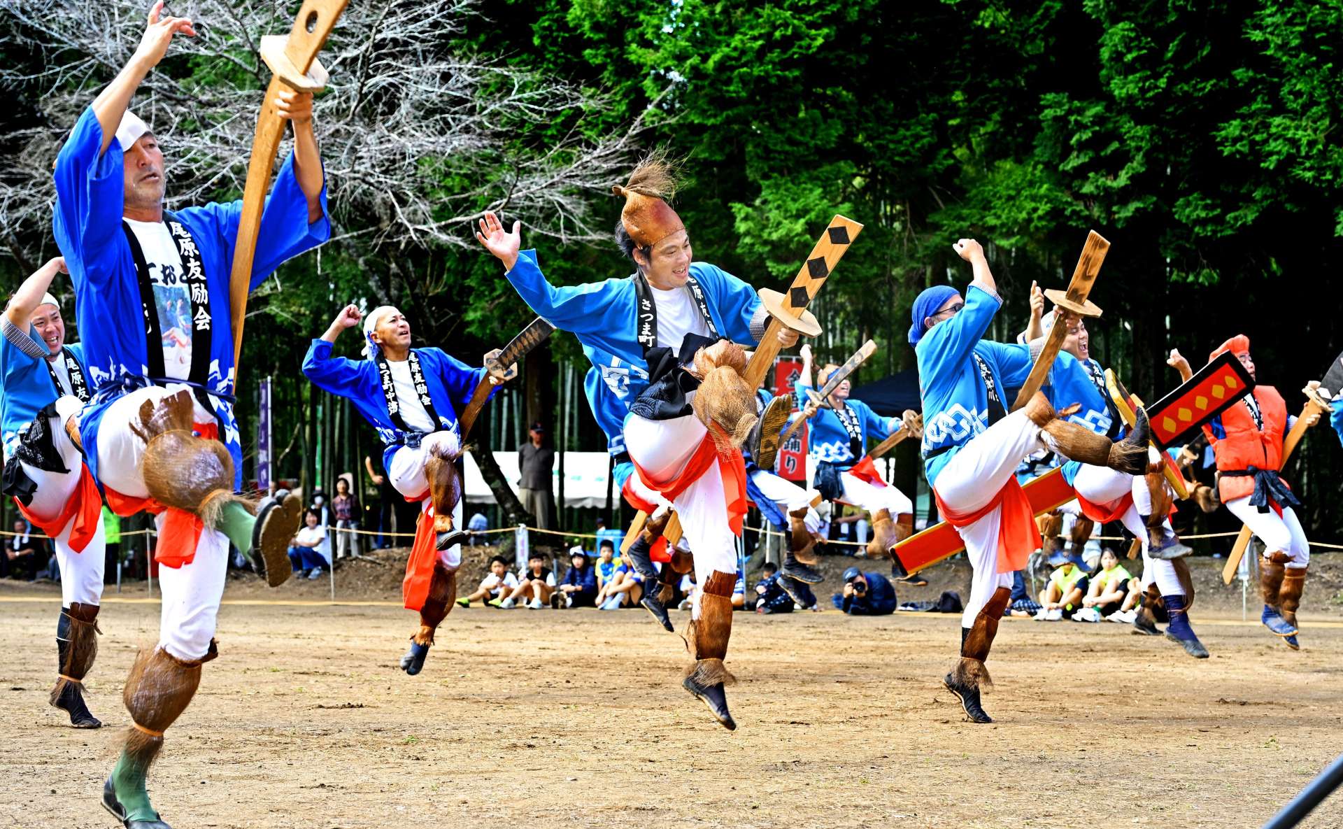 威勢良く跳びはね観客を沸かせる兵児踊り＝５日、さつま町中津川の大石神社