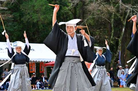 多様な舞いが披露される金吾様踊り＝５日、さつま町中津川の大石神社