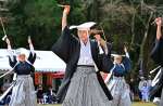 多様な舞いが披露される金吾様踊り＝５日、さつま町中津川の大石神社