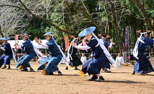 多様な舞いが披露される金吾様踊り＝５日、さつま町中津川の大石神社