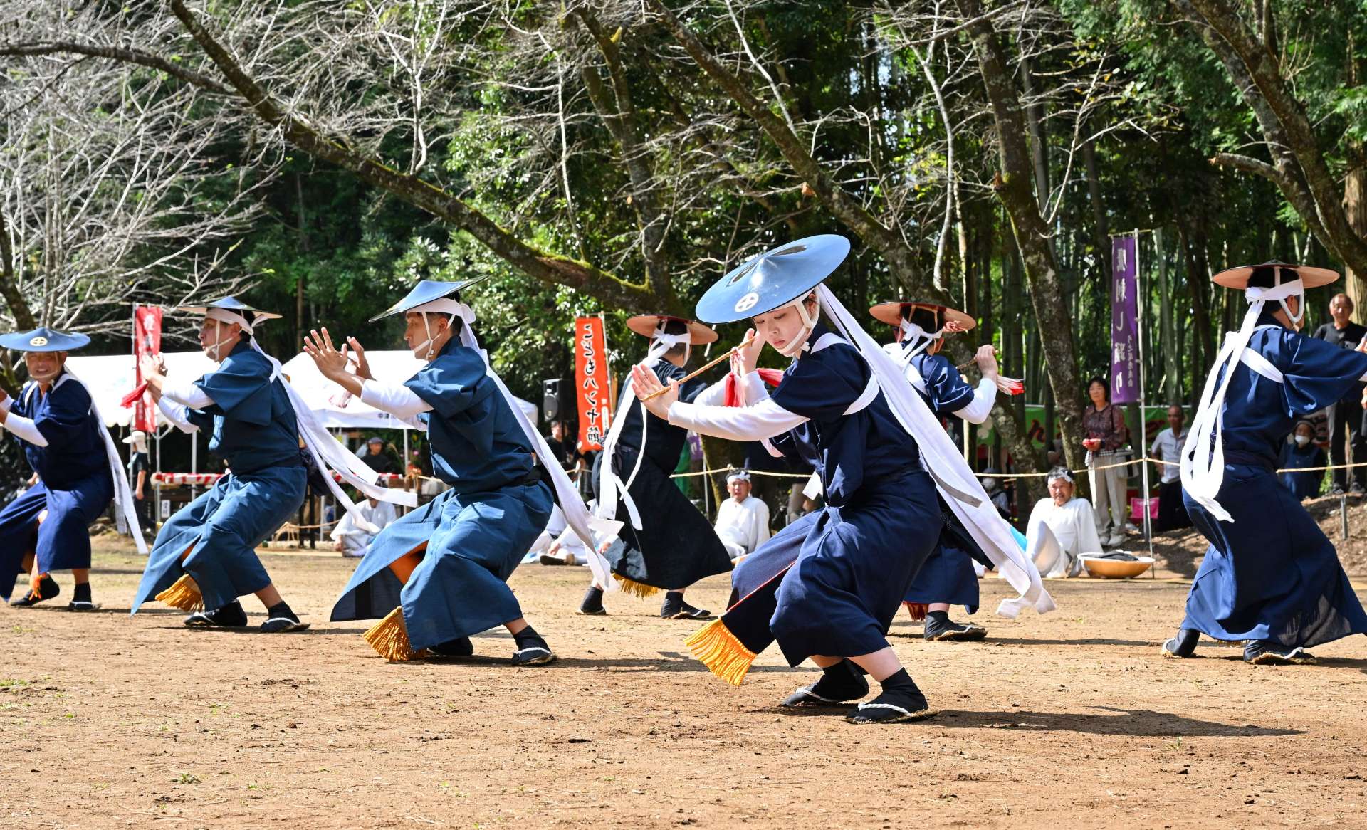 多様な舞いが披露される金吾様踊り＝５日、さつま町中津川の大石神社